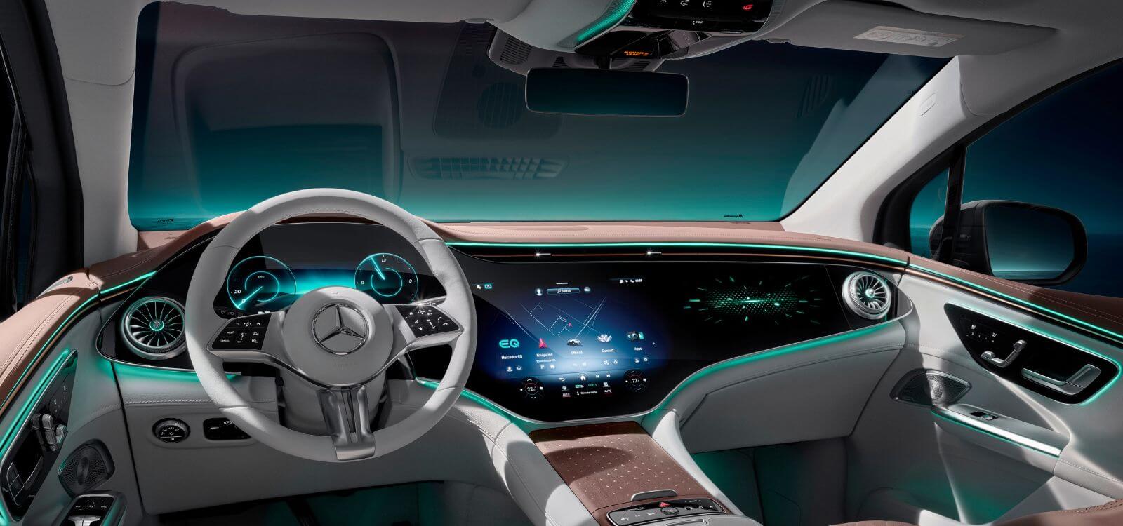 Modelul EQE SUV de la Mercedes-EQ - head-up display